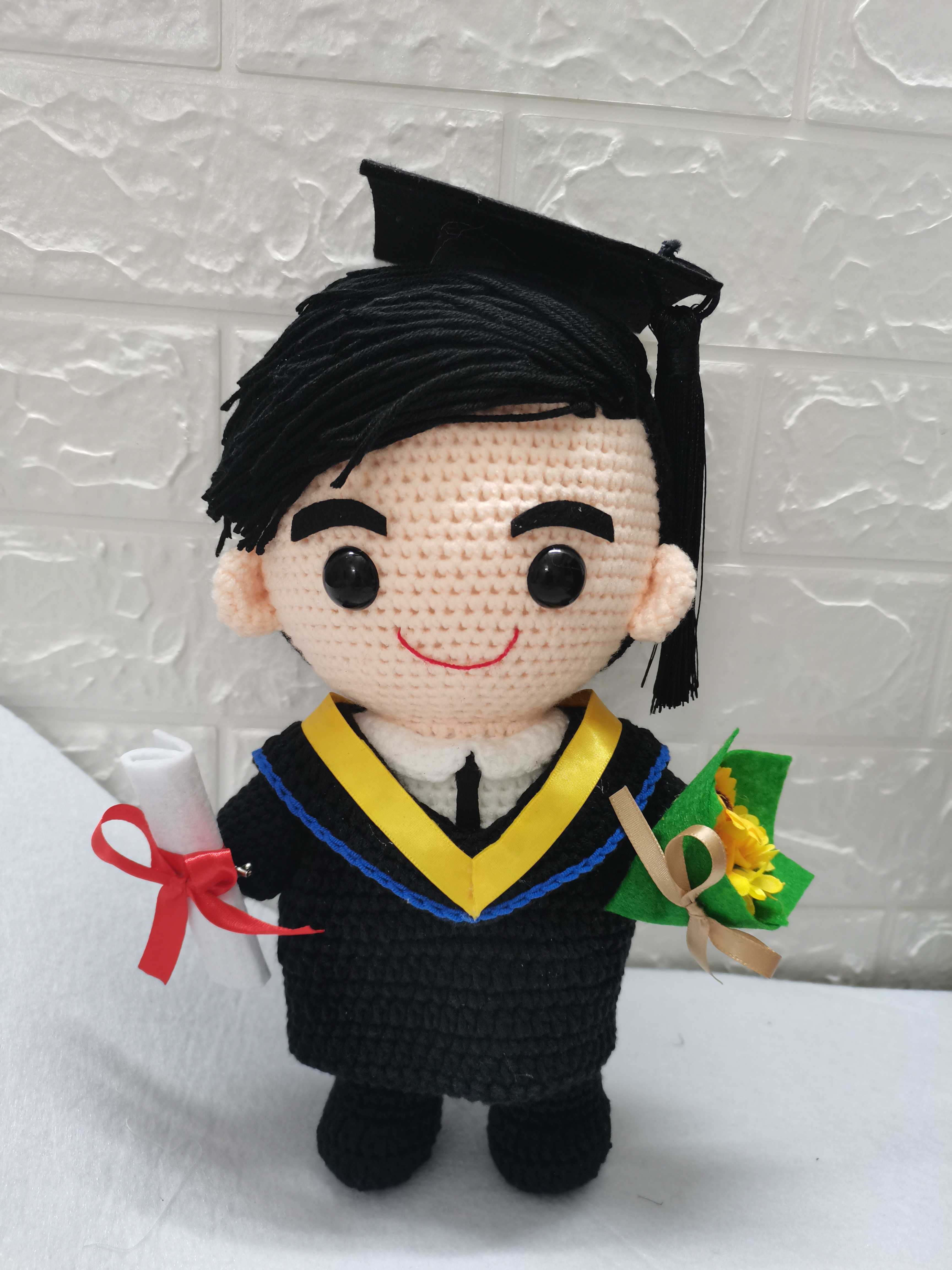Custom Handmade Crochet Doll (28cm) - Personalized Boy Girl Pets Graduate Engagement Wedding Photo to Doll - Unique Gift for Birthday, Wedding, Anniversary, Graduation, Valentine's Day