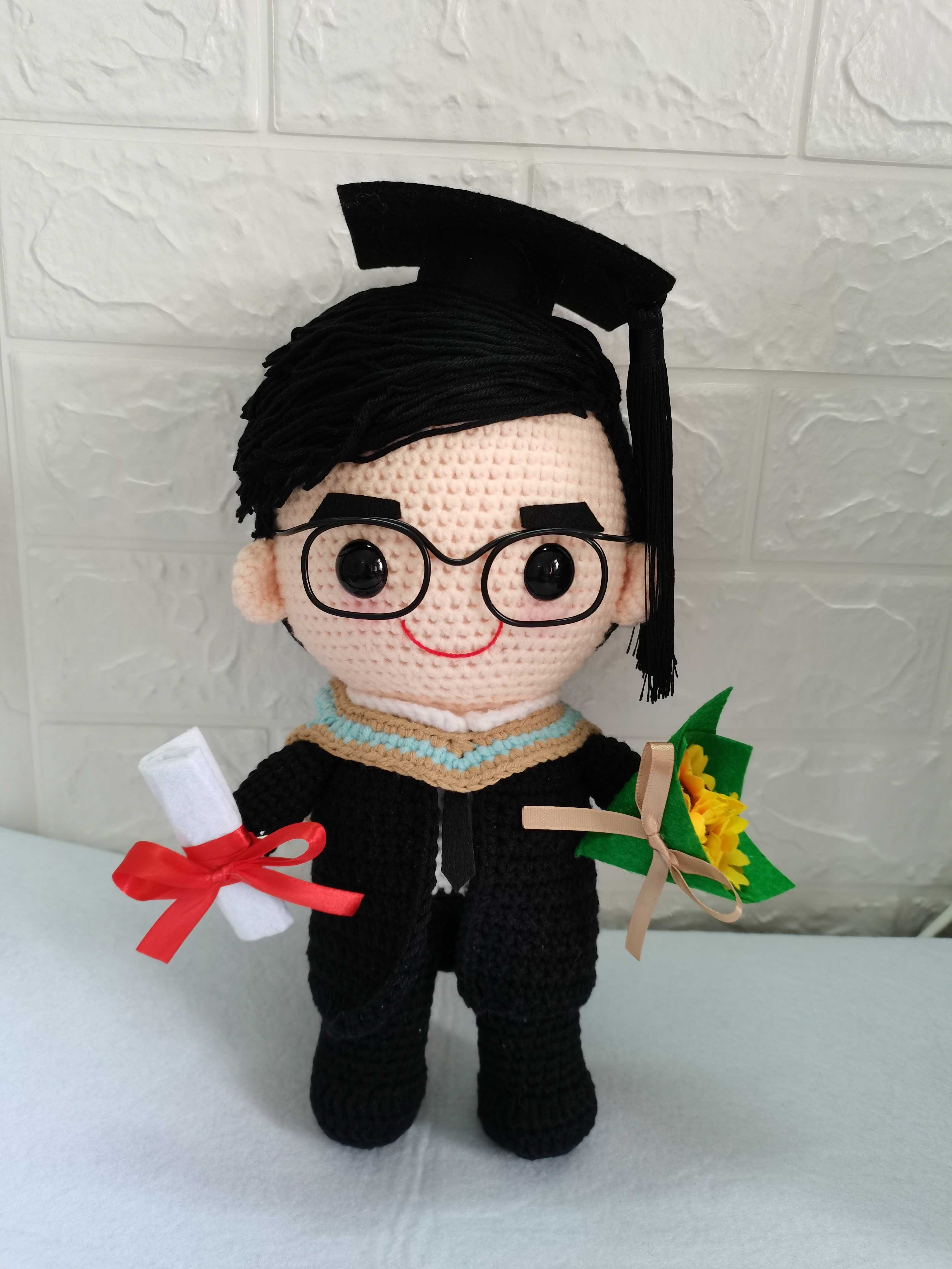 Custom Handmade Crochet Doll (28cm) - Personalized Boy Girl Pets Graduate Engagement Wedding Photo to Doll - Unique Gift for Birthday, Wedding, Anniversary, Graduation, Valentine's Day