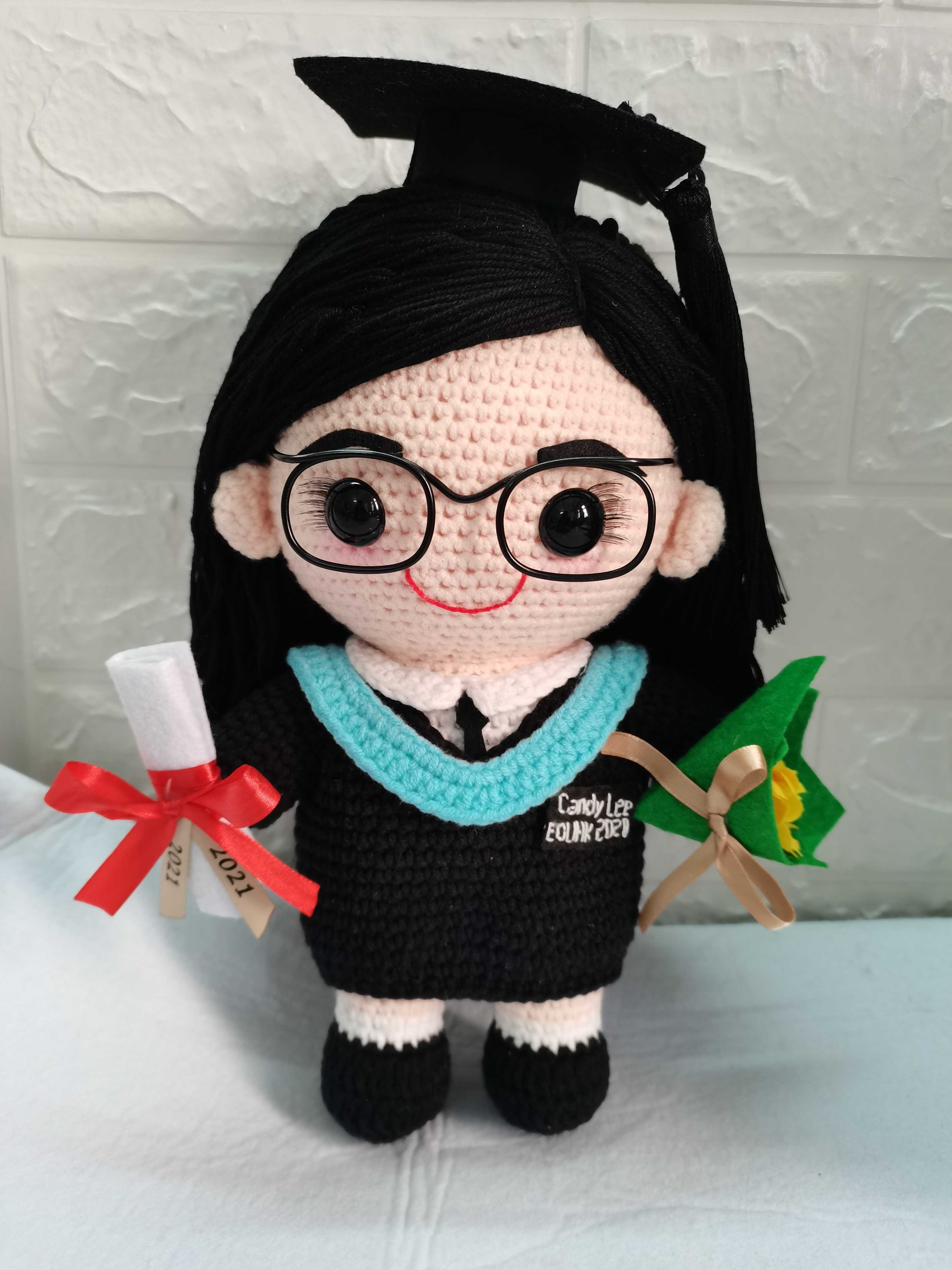Custom Handmade Crochet Doll (28cm) - Personalized Boy Girl Pets Graduate Engagement Wedding Photo to Doll - Unique Gift for Birthday, Wedding, Anniversary, Graduation, Valentine's Day