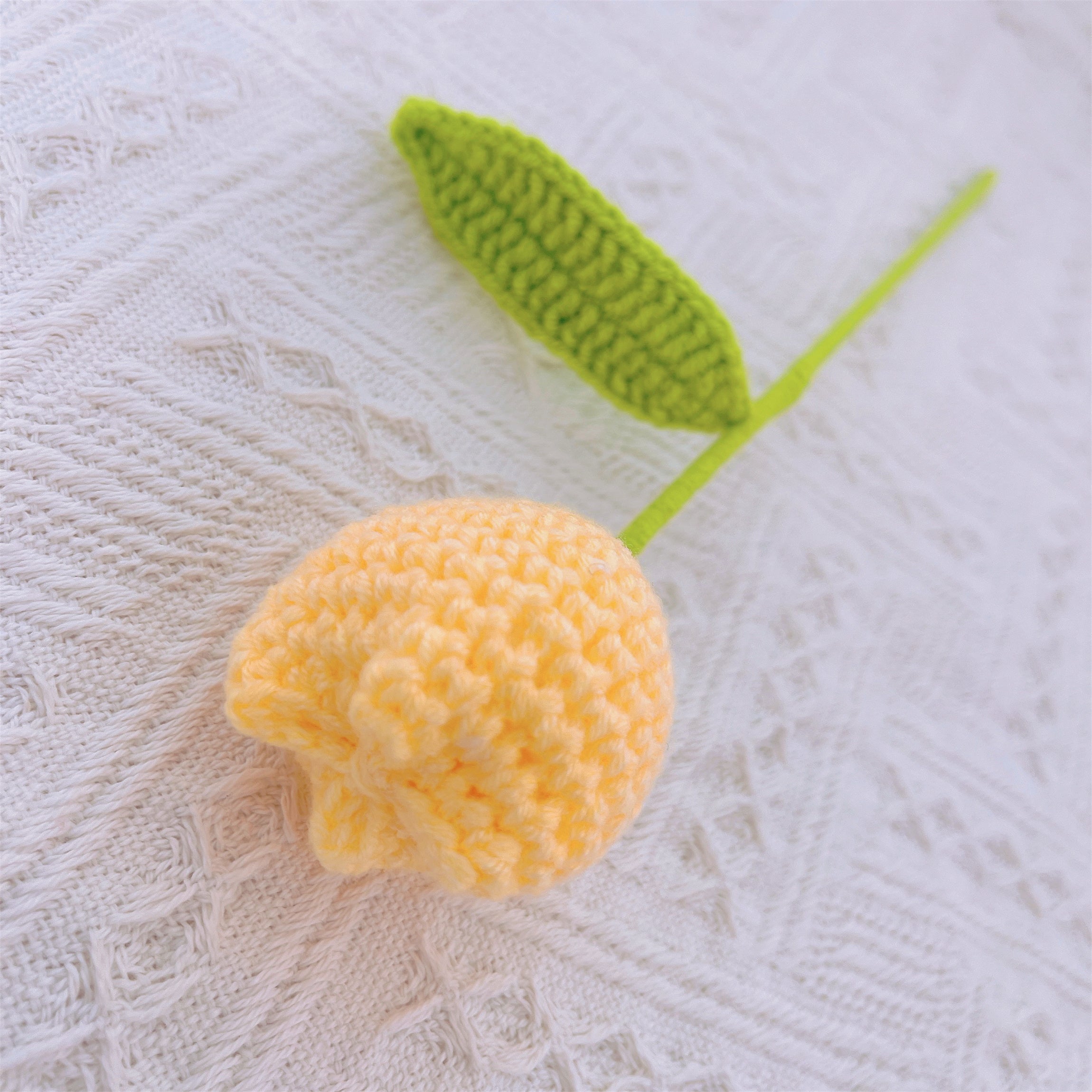 Elegant and Lifelike Handmade Crochet Tulip - Beautiful Replica with Stalk, Home Decor and Gift Giving, Housewarming Gifts, Desk Decoration