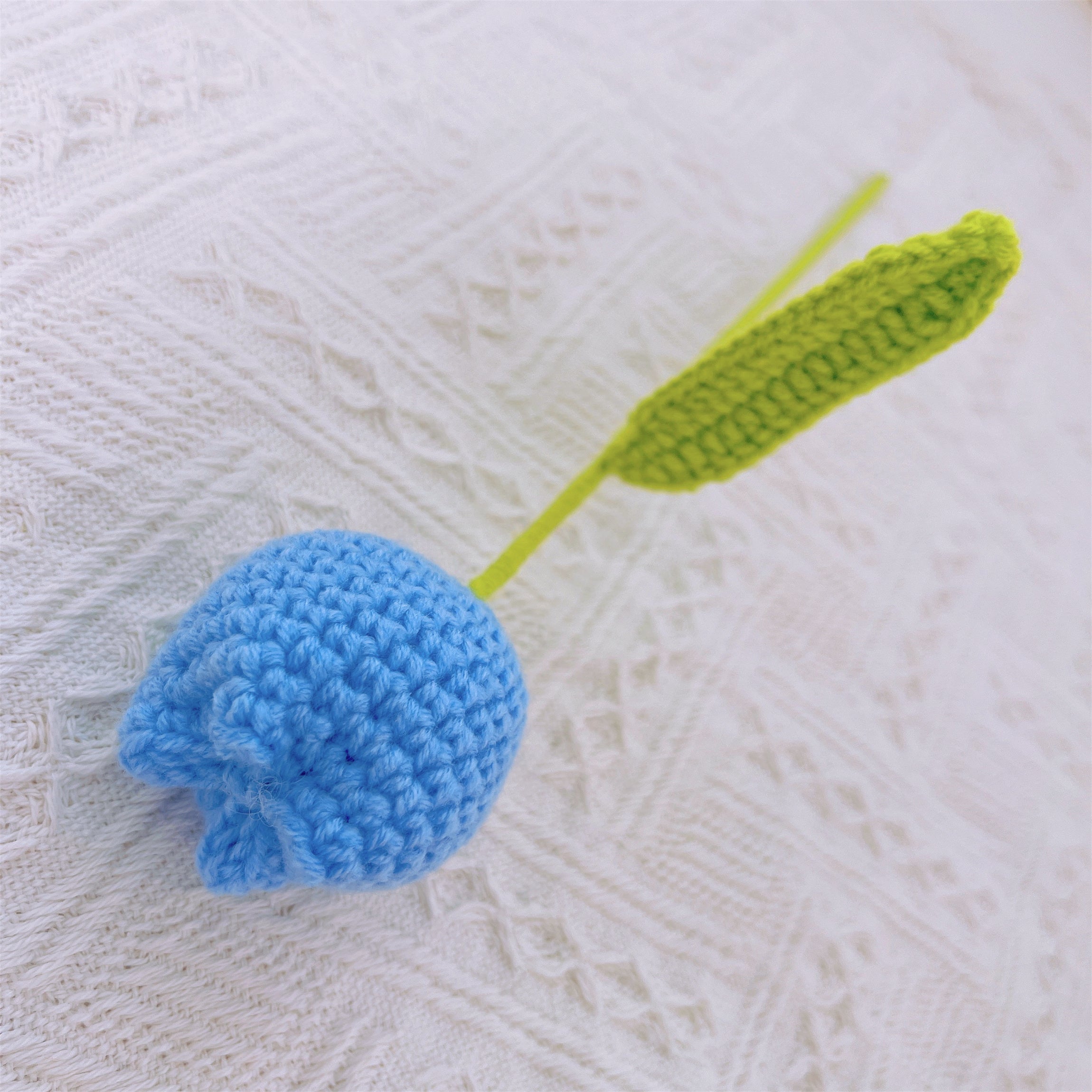 Elegant and Lifelike Handmade Crochet Tulip - Beautiful Replica with Stalk, Home Decor and Gift Giving, Housewarming Gifts, Desk Decoration