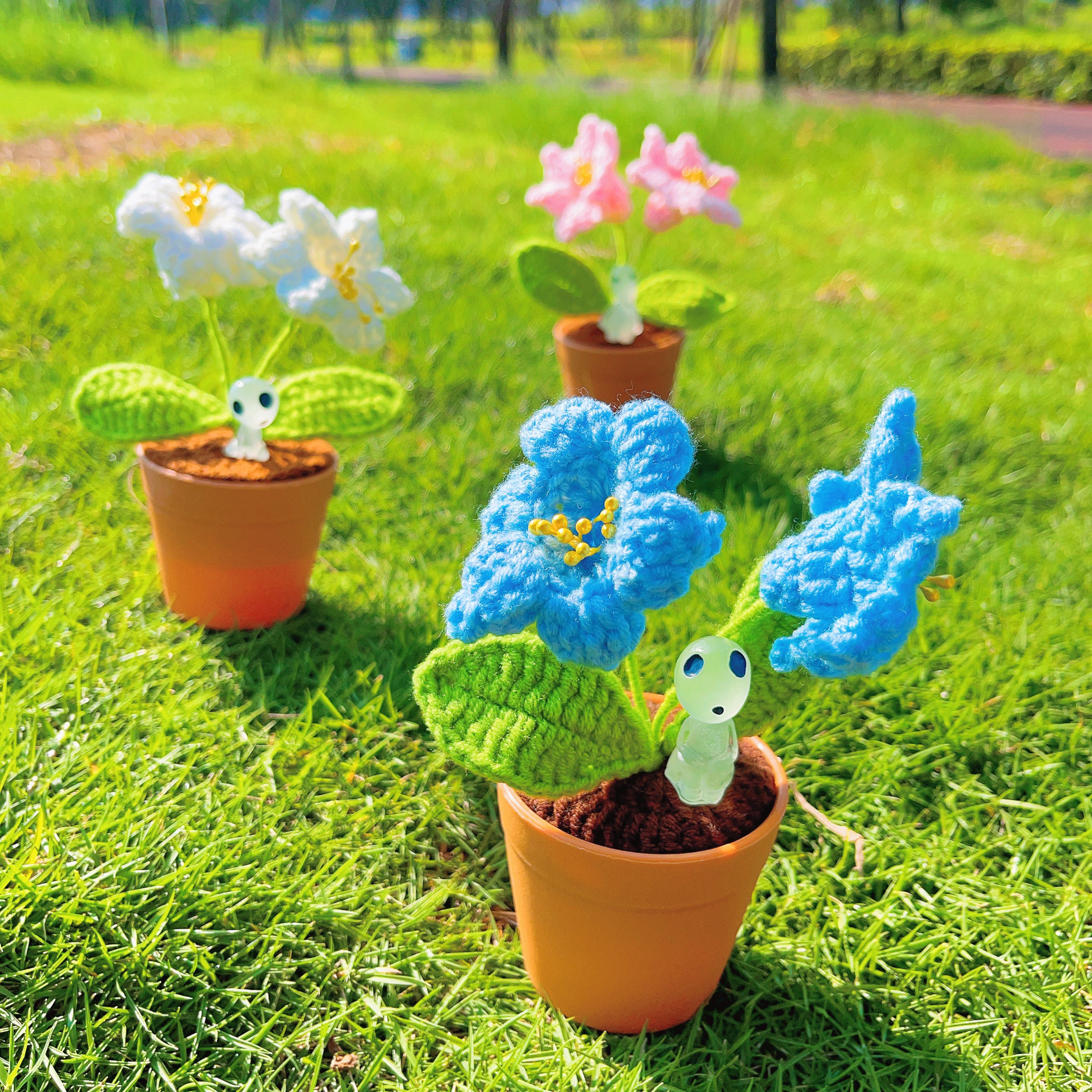 Handmade Crochet Alstroemeria Plant with LED: Realistic Faux Flower for Unique Home Decor, Perfect Gift Giving to Plant Lovers, Handcrafted DIY Gift