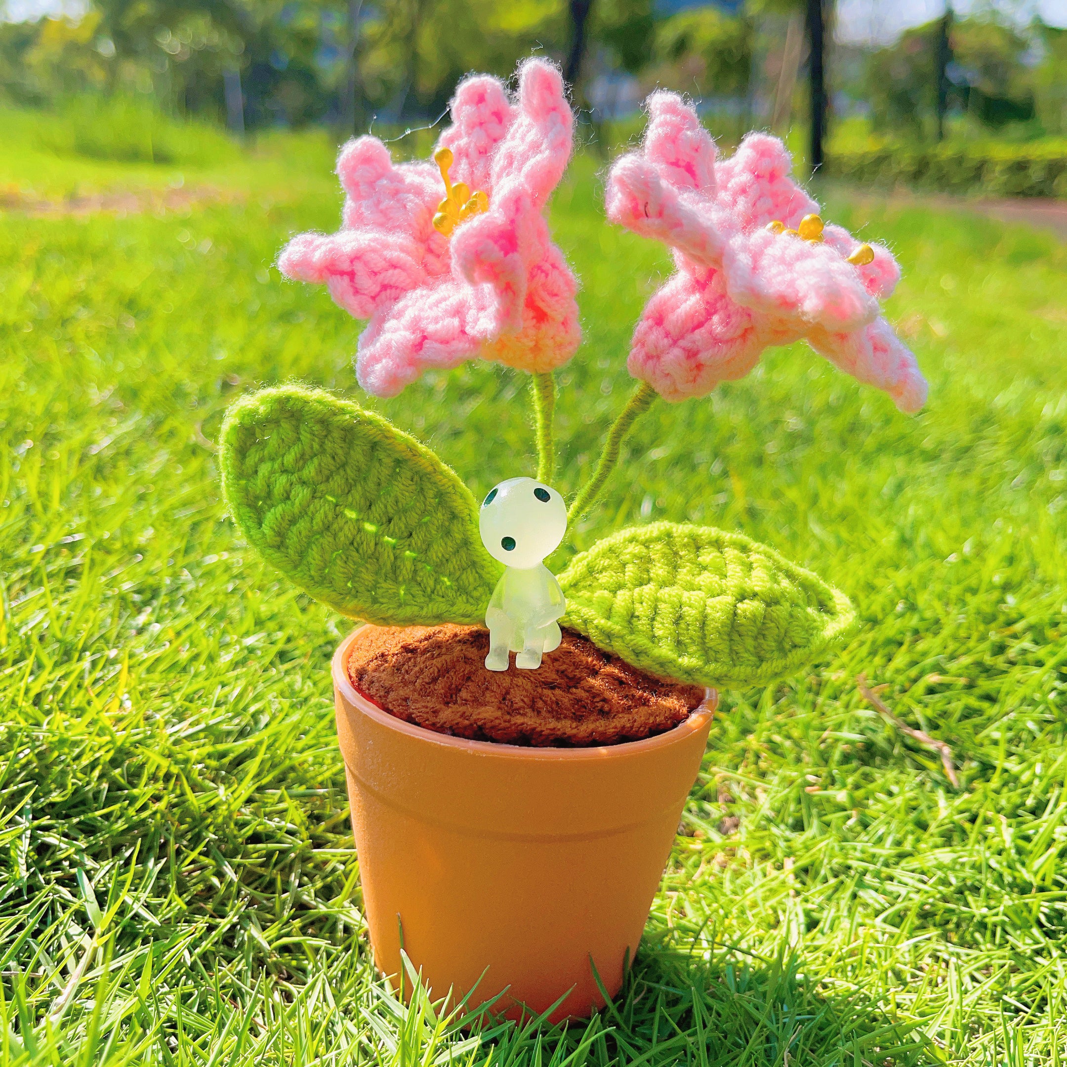 Handmade Crochet Alstroemeria Plant with LED: Realistic Faux Flower for Unique Home Decor, Perfect Gift Giving to Plant Lovers, Handcrafted DIY Gift