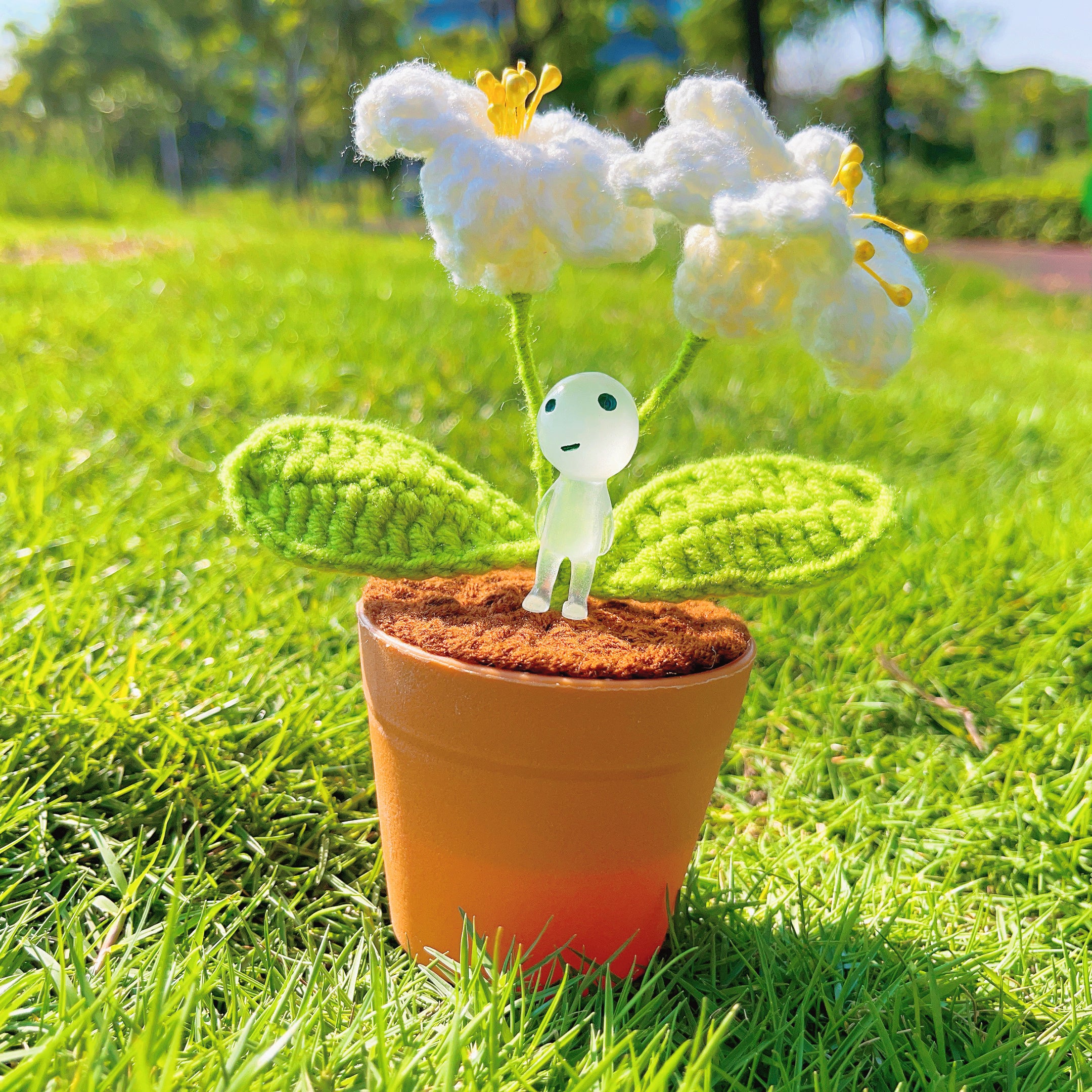 Handmade Crochet Alstroemeria Plant with LED: Realistic Faux Flower for Unique Home Decor, Perfect Gift Giving to Plant Lovers, Handcrafted DIY Gift