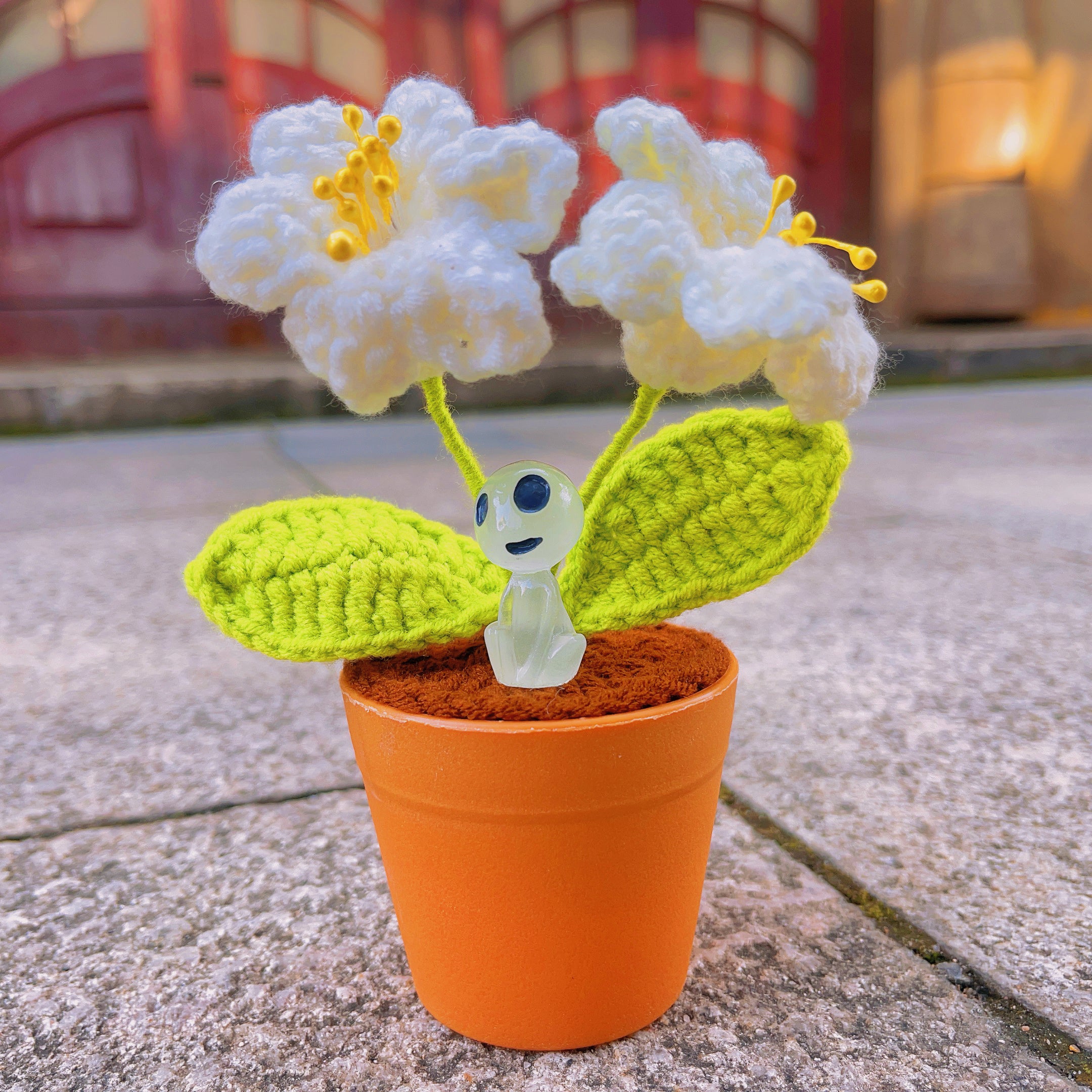 Handmade Crochet Alstroemeria Plant with LED: Realistic Faux Flower for Unique Home Decor, Perfect Gift Giving to Plant Lovers, Handcrafted DIY Gift