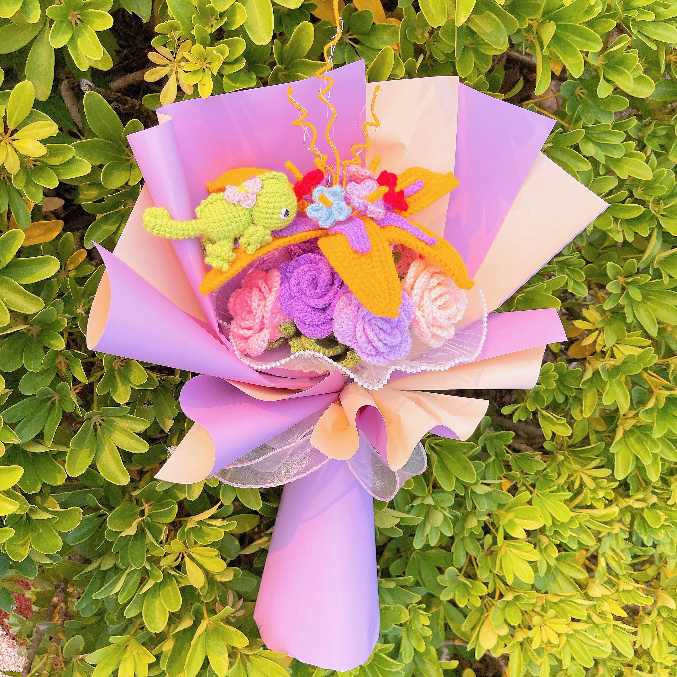 Princess Sundrop Crocheted Chameleon Bouquet with 8 Roses - Anniversary Gift for Girlfriend Wife Graduation Celebration