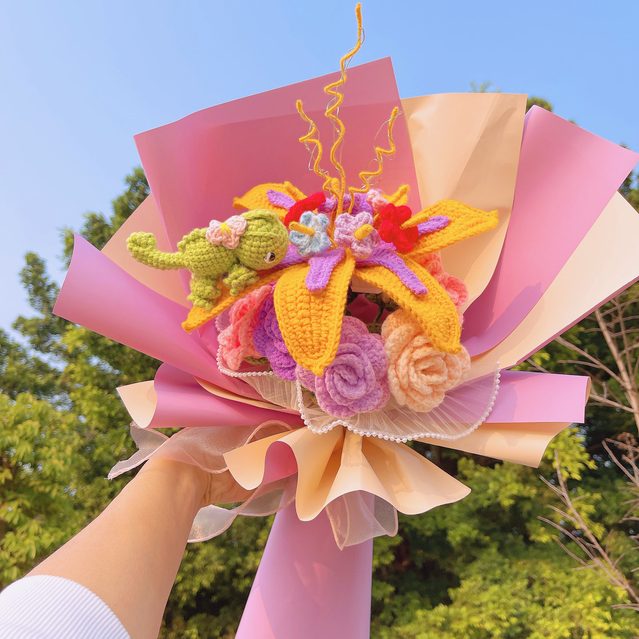 Princess Sundrop Crocheted Chameleon Bouquet with 8 Roses - Anniversary Gift for Girlfriend Wife Graduation Celebration