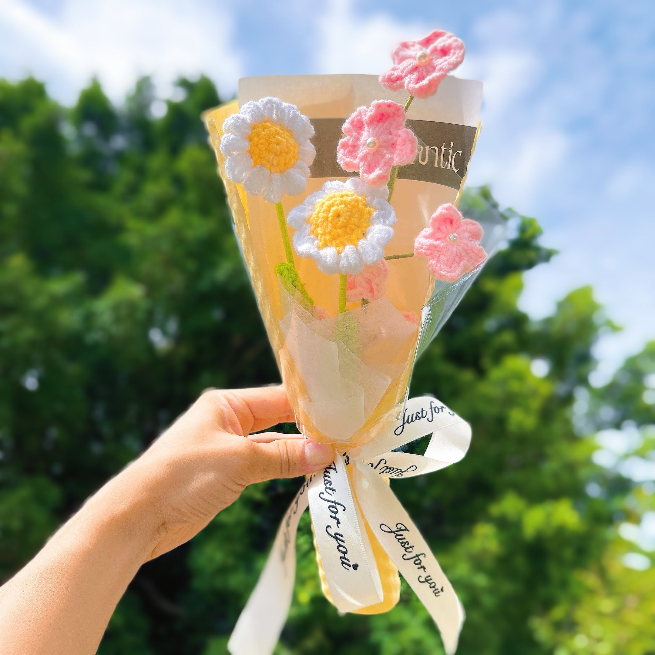 Pure Happiness Crochet Daisy Bouquet - Handmade Daisies & Forget-Me-Not, Hypoallergenic First Meeting Gift - Perfect for Weddings, Anniversaries & Special Occasions