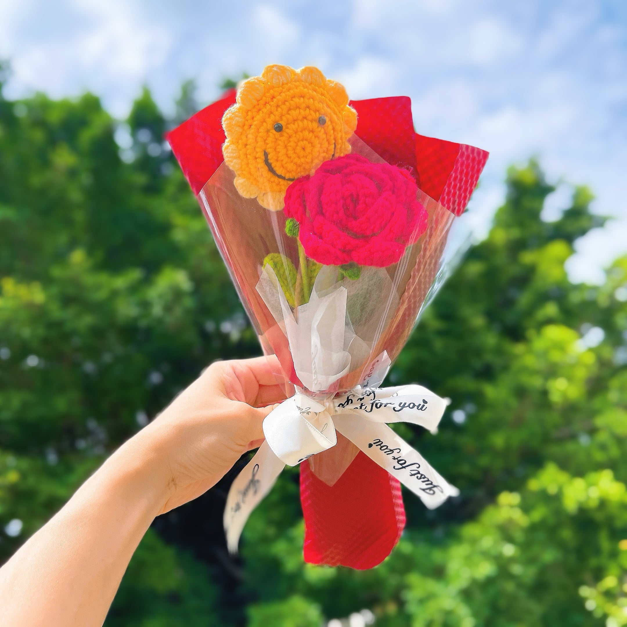 Joyful Love Crochet Sunflower & Rose Bouquet - Handmade Happy Face Sunflower & Red Rose Arrangement, Hypoallergenic First Meeting Gift - Perfect for Valentine's Day, Anniversaries & Romantic Occasions