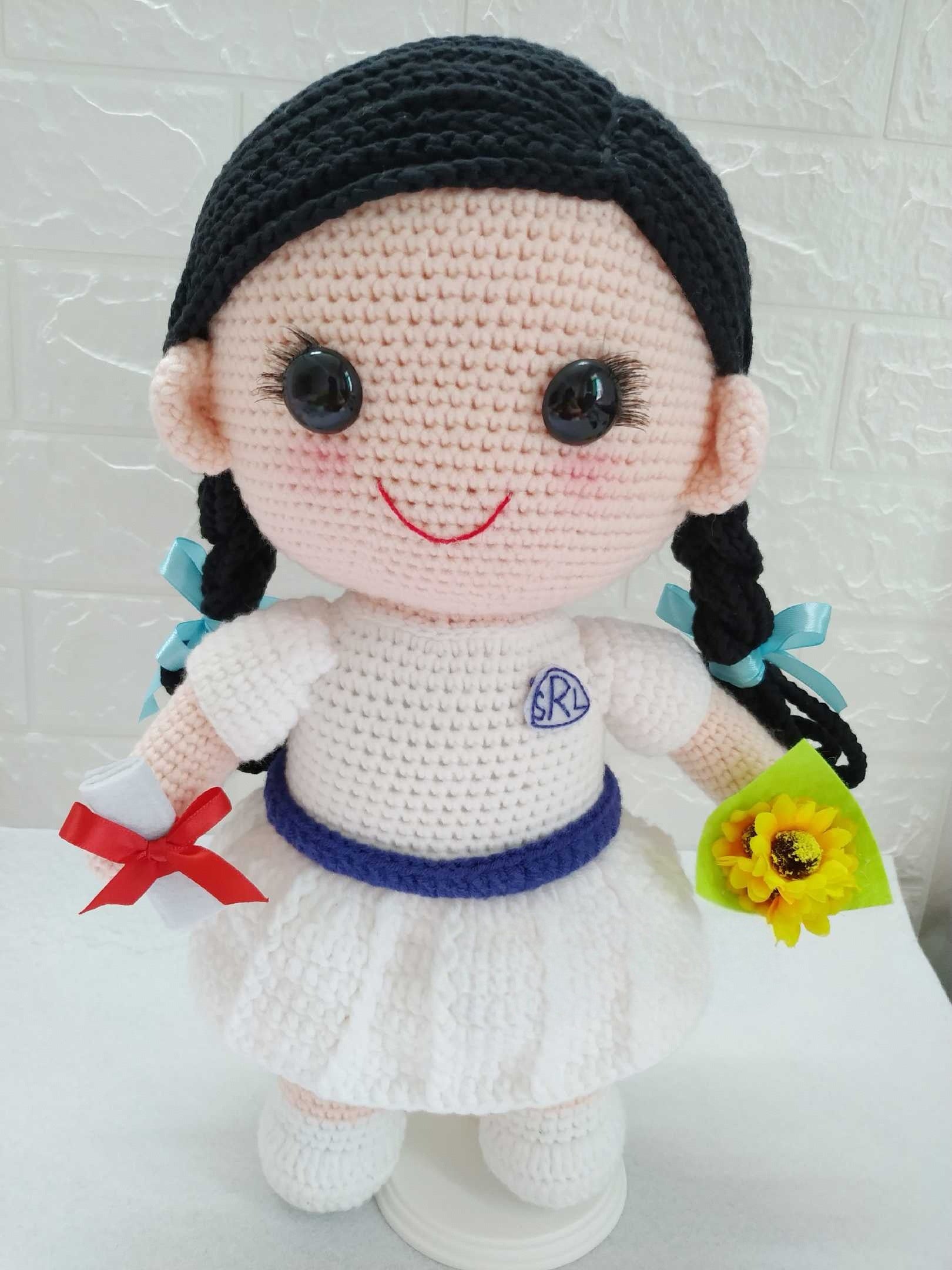 Custom Handmade Crochet Doll (28cm) - Personalized Boy Girl Pets Graduate Engagement Wedding Photo to Doll - Unique Gift for Birthday, Wedding, Anniversary, Graduation, Valentine's Day
