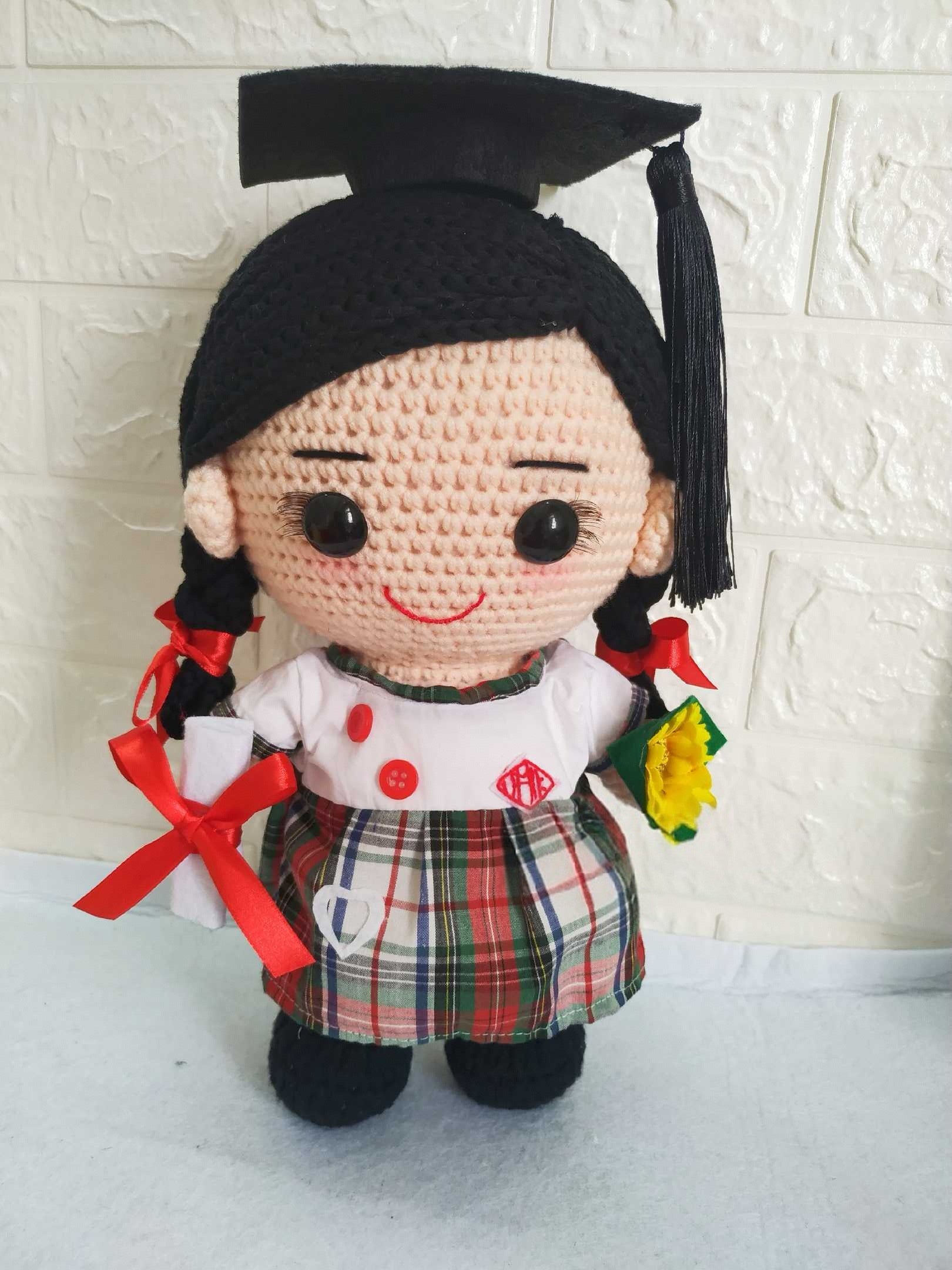 Custom Handmade Crochet Doll (28cm) - Personalized Boy Girl Pets Graduate Engagement Wedding Photo to Doll - Unique Gift for Birthday, Wedding, Anniversary, Graduation, Valentine's Day