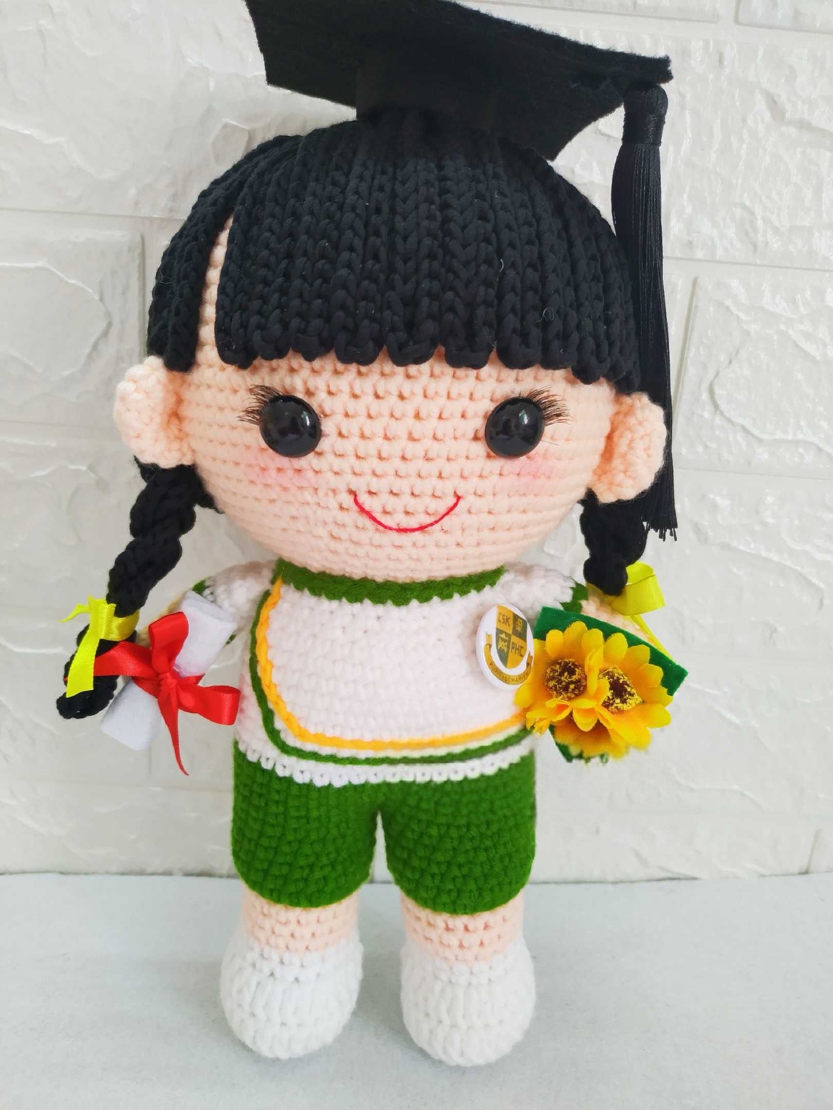Custom Handmade Crochet Doll (28cm) - Personalized Boy Girl Pets Graduate Engagement Wedding Photo to Doll - Unique Gift for Birthday, Wedding, Anniversary, Graduation, Valentine's Day