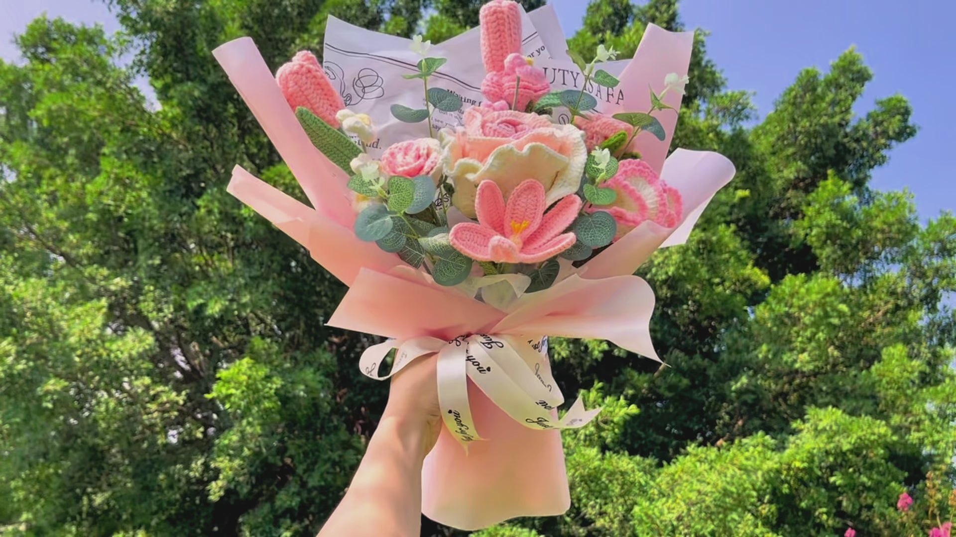 Blooming Splendor: Handcrafted Crocheted Pink Collection Bouquet - A Luxurious Tapestry of Yarn and Elegance for Unforgettable Valentine‘s Moments - Roses, Tulip, Pompoms, Carnations
