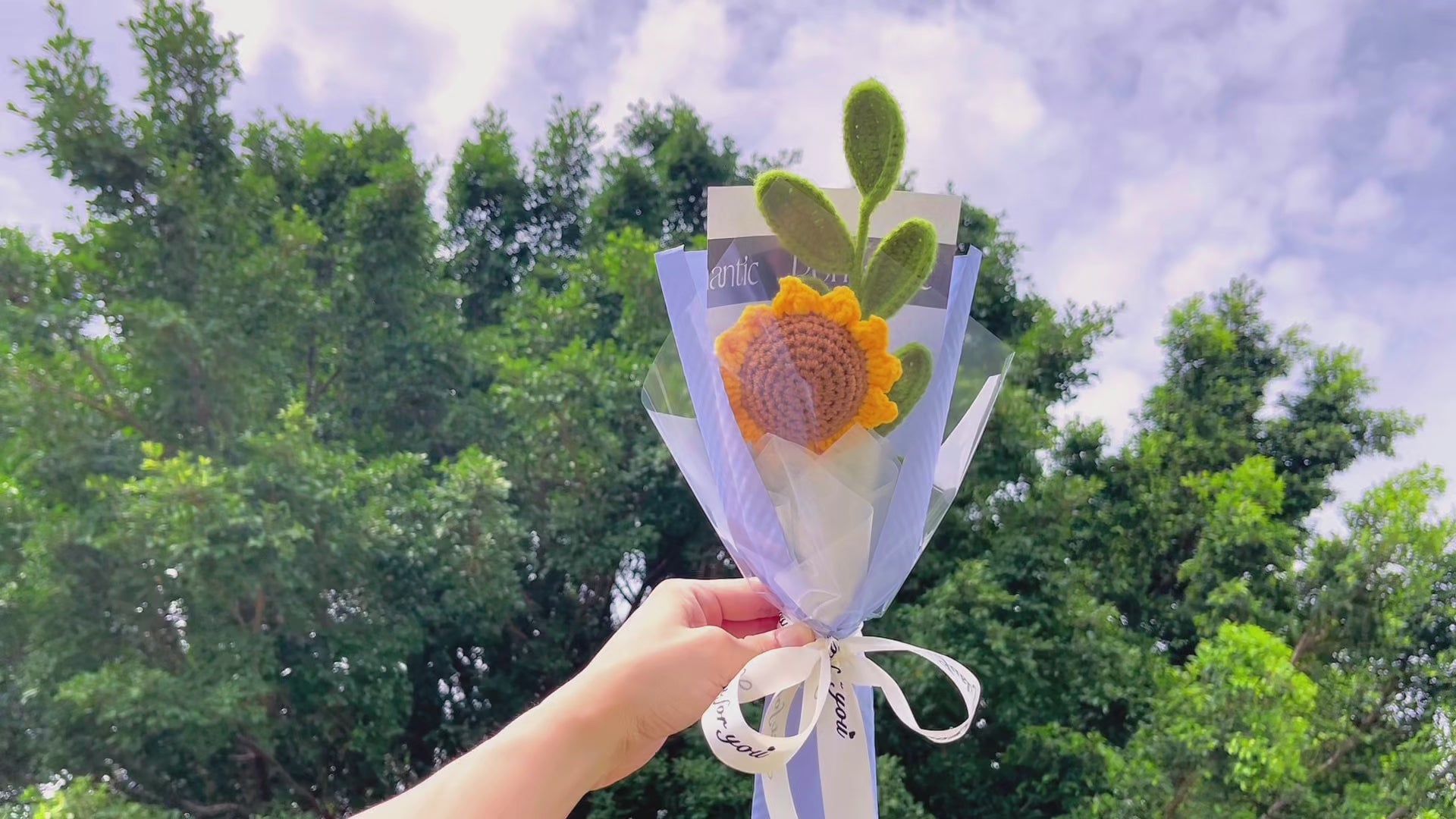 Sunny Greetings Crochet Sunflower Bouquet - Cheerful Handmade Sunflower, Hypoallergenic First Meeting Gift - Perfect for Housewarming, Graduation & Get Well Gifts